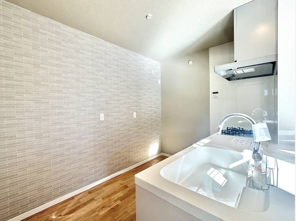 白と質感で魅せるキッチン。料理時間が少し誇らしくなる場所。