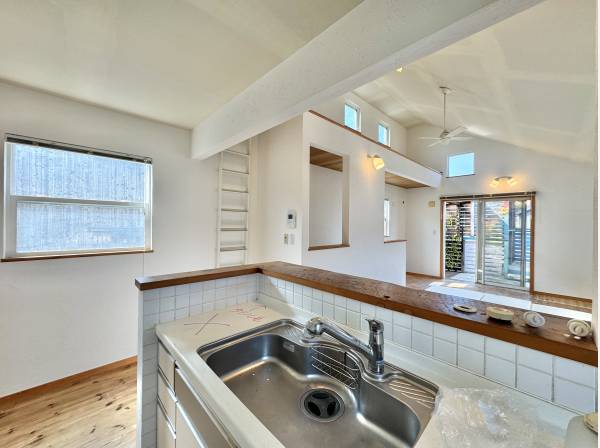 キッチン越しに広がる、光と抜けのある空間。