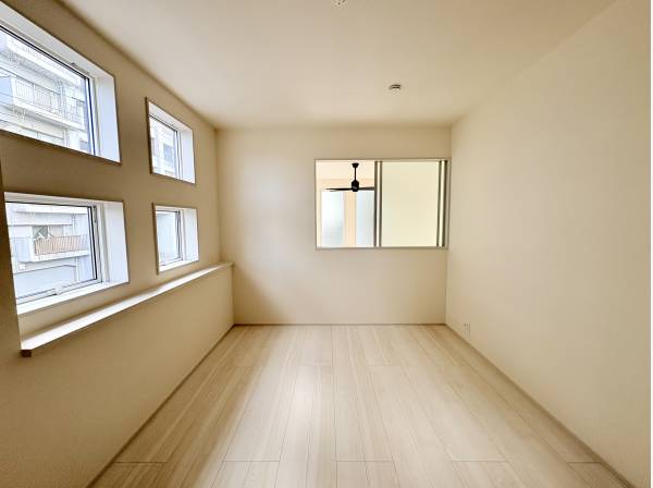 四つ窓が印象的な落ち着いた2階洋室。ここからリビングを見渡すことができます