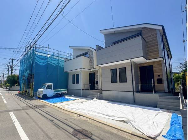 前面道路が広く開放感のあるお住まい（左側が該当物件です）
