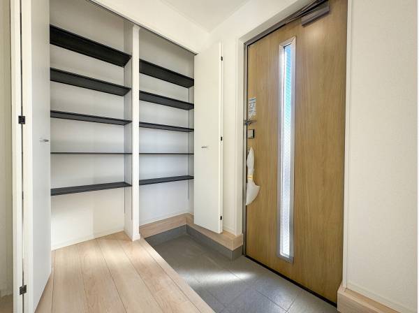 大容量のシューズラックが完備された玄関