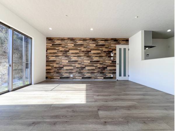 窓の借景に馴染むモザイク調のアクセントクロス