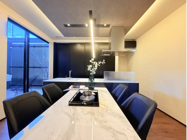 オシャレなライトに照らされてお食事をお楽しみいただけます