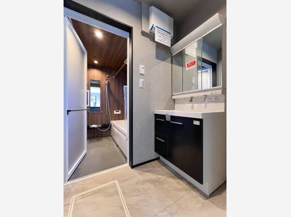 木の温もりが温かみを与えるバスサニタリールーム