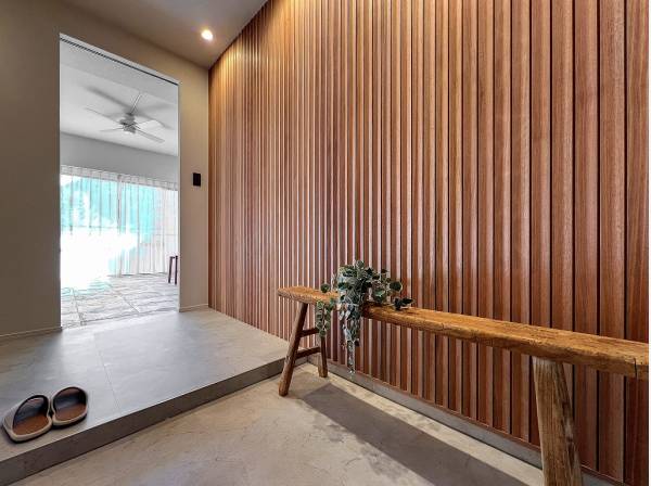 段緩やかな段差とハイサイズドアが開放感を与えます