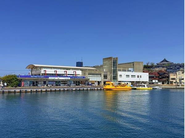 徒歩5分で「うらりマルシェ」約350mです。遊覧船乗り場もこちら。