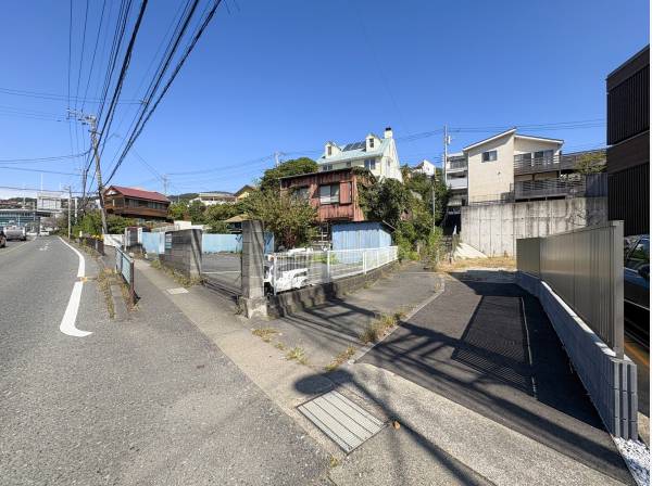 アプローチの奥には複数台のカースペースも叶えられます
