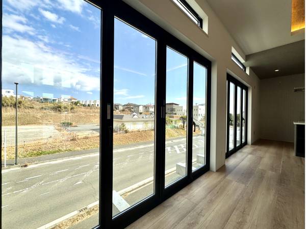 フルオープンサッシの開放的な窓を採用