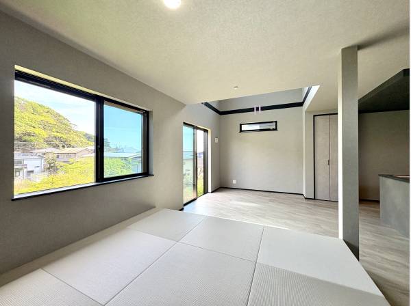 リビングに隣接する和室スペース。美しい山並みを眺めます。