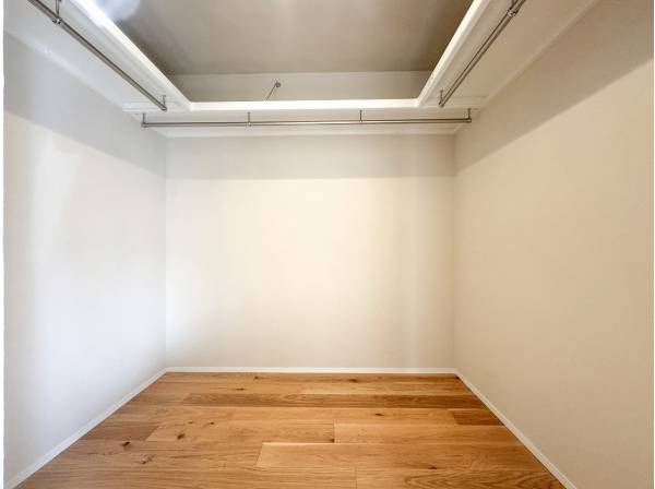 約7帖のゆとりある納戸に備わった大容量のWIC