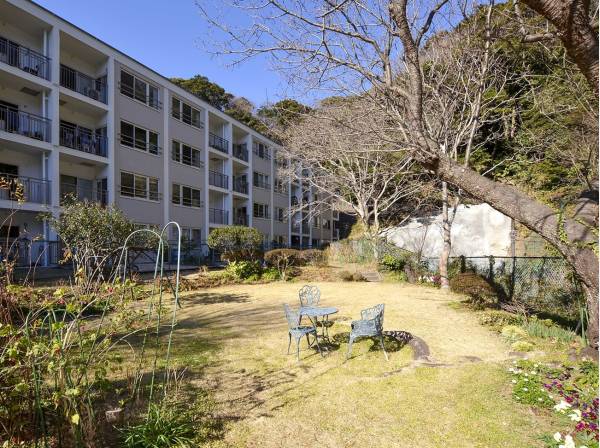 ファミール逗子公園まで徒歩6分（約450m）