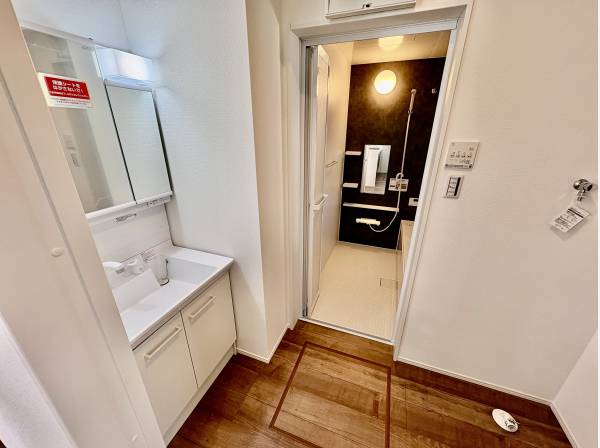 洗面台は3面鏡で、お風呂も広々。