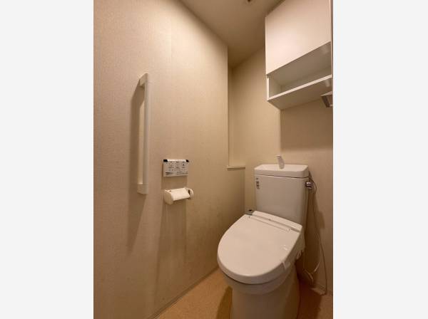 収納完備のトイレ