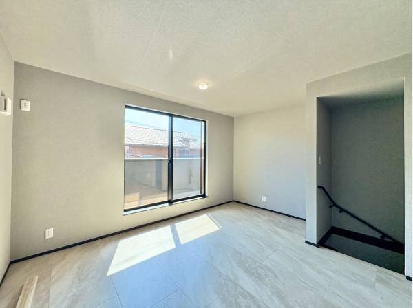 窓からの日差しがリビングまで届きオープンな空間を生み出すLDK