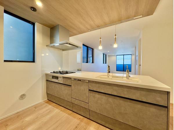 キッチンからはリビングを見渡すことができ遊ぶ子供たちの姿がうかがえます