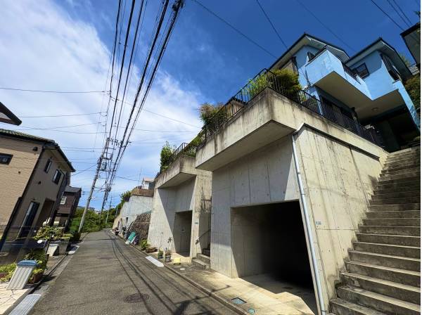 どっしり構えるビルトイン車庫