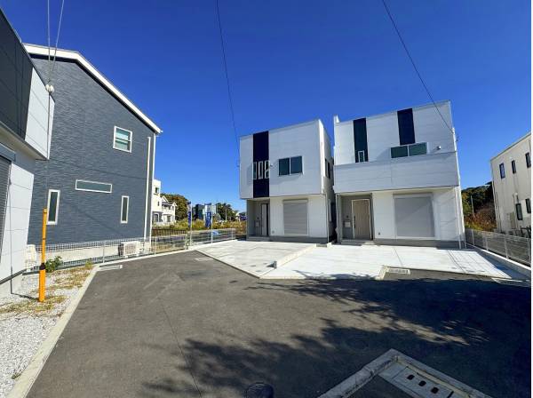 道路はここまで。住人以外は入って来ない場所。正面の4号棟も販売中。