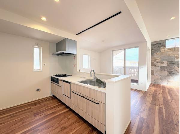 家族の顔が見える対面式キッチン