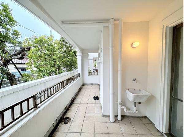 広々としたバルコニーはまったりと休むこともできます