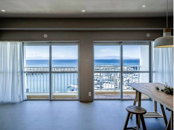 お部屋の窓一面に青い海の景色が広がっています