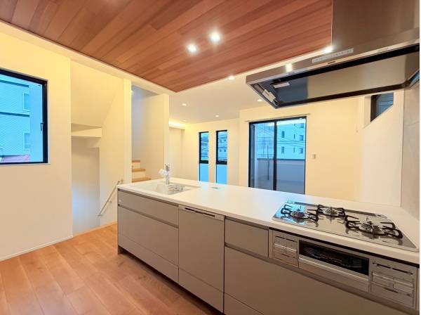 抜け感のある対面式のシステムキッチン、家族との時間も充実