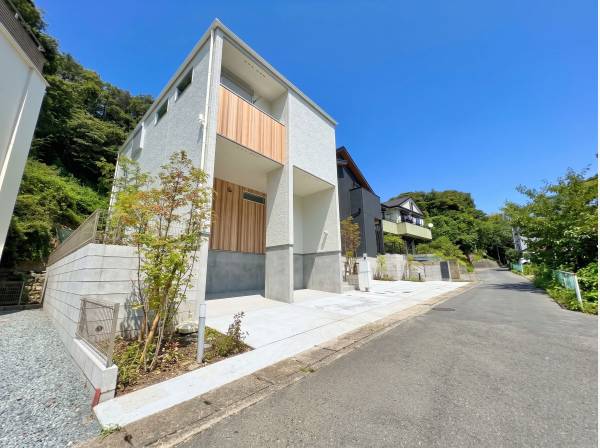 湘南の閑静な住宅地に馴染む、落ち着いた色合いの外観です