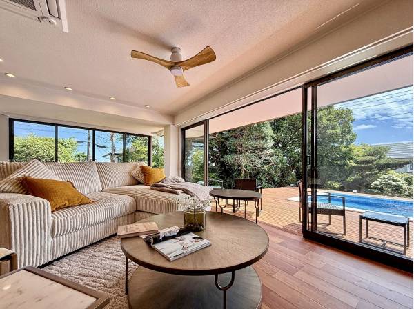 180度が窓になっていてお庭の緑を一望できる理想的なビューリビング