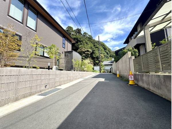 通りからの入り口