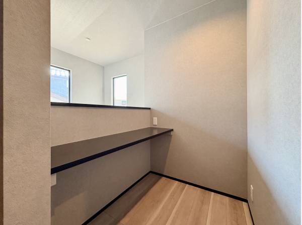 吹き抜け部から一階を見おろせる書斎スペース