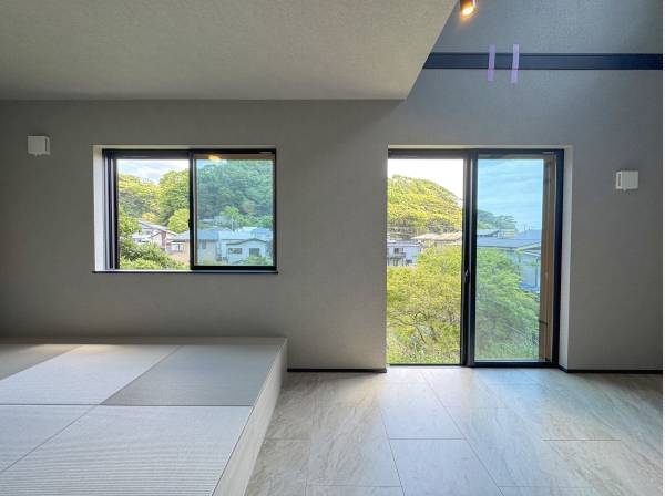 リビングと畳コーナー越しに一面の緑。