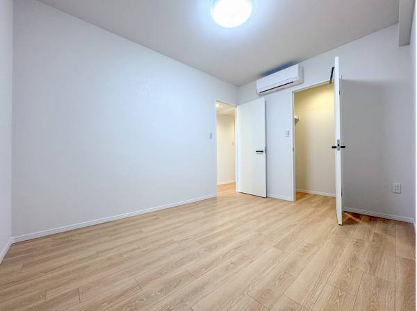 広々としたWICが完備されたベッドルーム