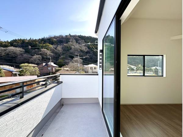 美しい葉山の緑を眺める