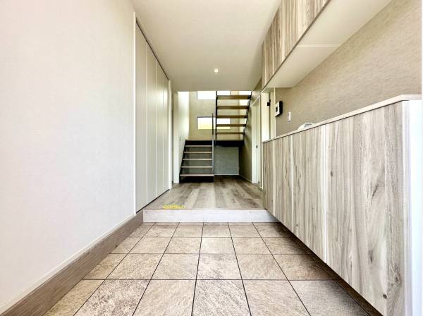 間口と奥行きを確保したゆとりある玄関ホール