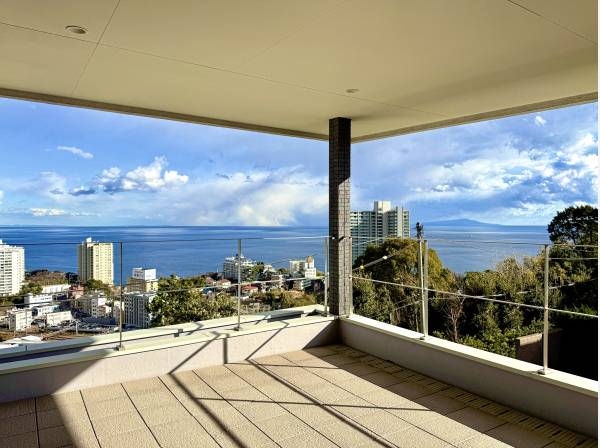 リビングと繋がる広いインナーバルコニーからの景色も格別です