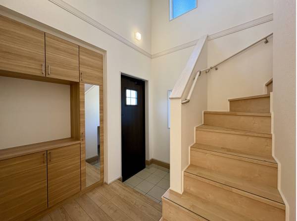 玄関も収納たっぷりで吹き抜け空間です。