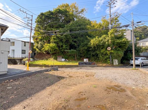 現地は北西角地で開放的！向かいの緑も癒されますね♪