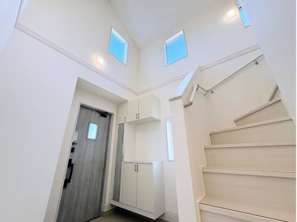 玄関に入ると吹き抜けで開放感ある空間