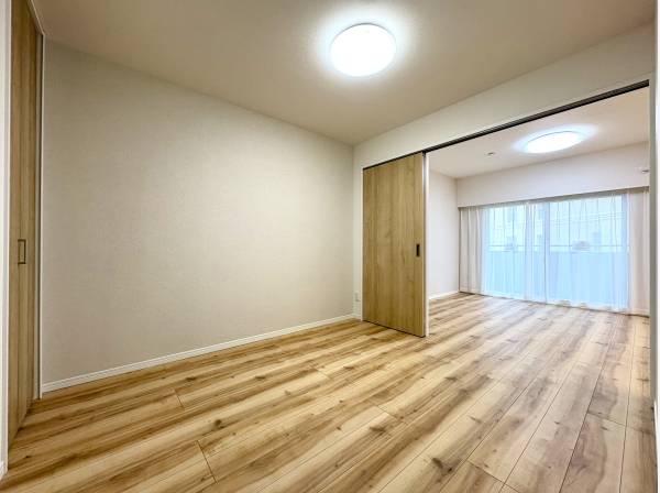 リビングに隣接する洋室