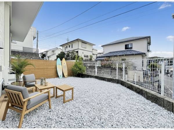 南側のお庭付き！椅子を置いてゆっくりお過ごし頂けます(家具はイメージ)