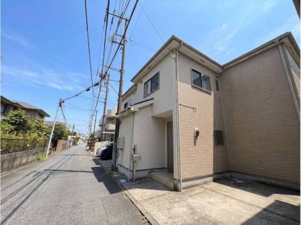 落ち着いた住宅街に佇む庭付き4LDKの邸宅