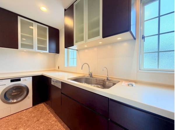 L字型の広々キッチン、収納スペースも豊富でお料理が捗ります