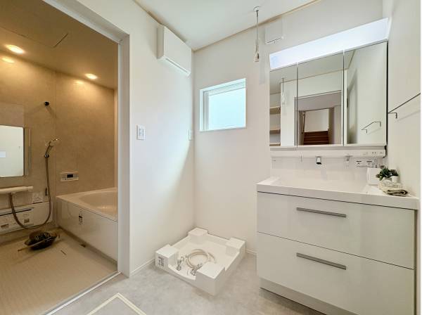 白を基調とした落ち着きあるサニタリースペース