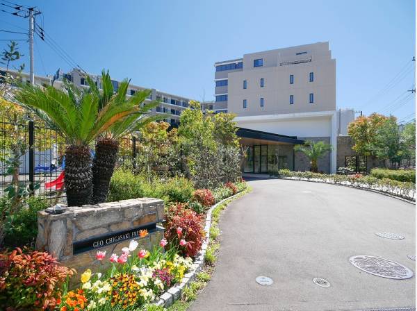 南国リゾートのようなエクステリアが魅力的な【ジオ茅ヶ崎フレシア】