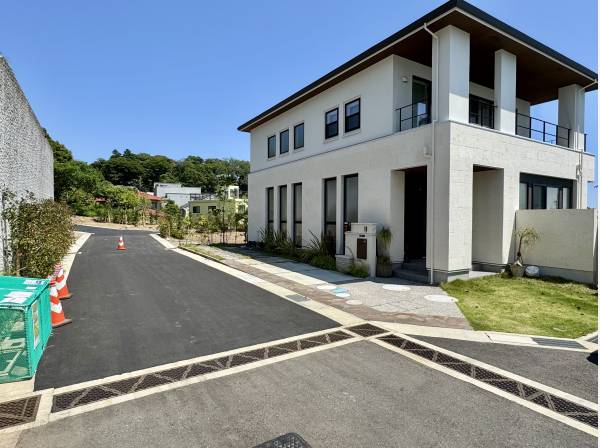 現地は開発道路で整備された街並みです♪