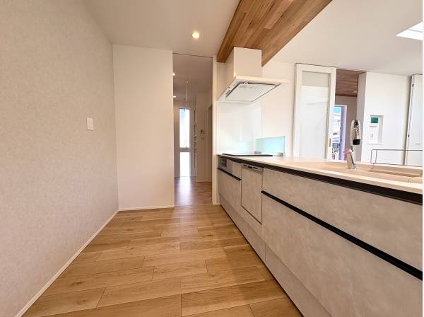 吹抜に向かって開く、明るいキッチンスペース