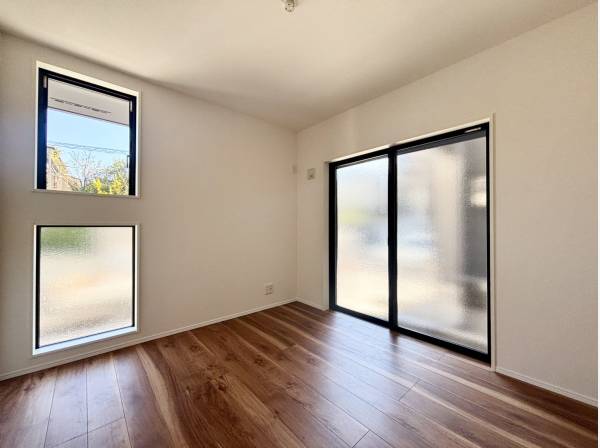 二面採光で陽当たり良好な洋室