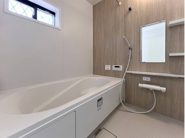 ウッド調のクロスが温もりあふれるバスタイムを演出