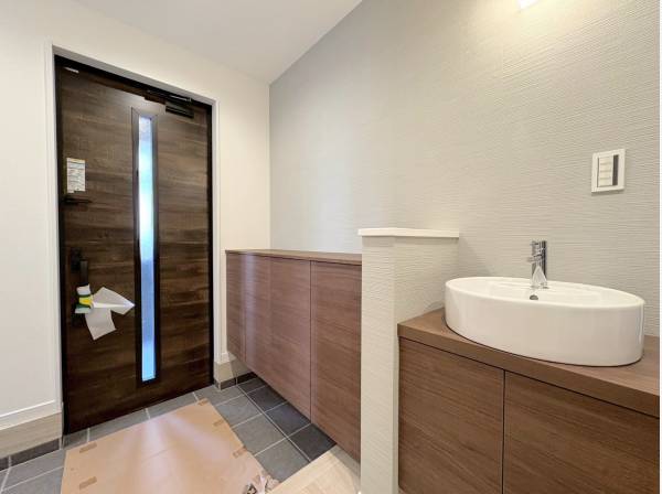 エントランス横にはすぐに手を洗うことができる洗面ボウルも