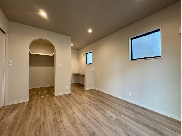 主寝室には造作カウンターも完備