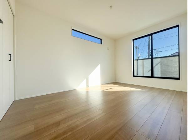 インテリアが映えそうなシンプルなベッドルーム